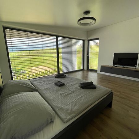 Luxury Apartments Maly Slavkov Esterno foto