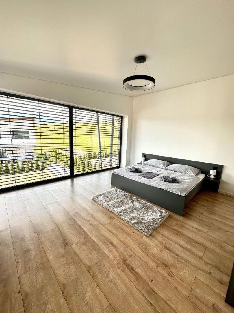 Luxury Apartments Maly Slavkov Esterno foto